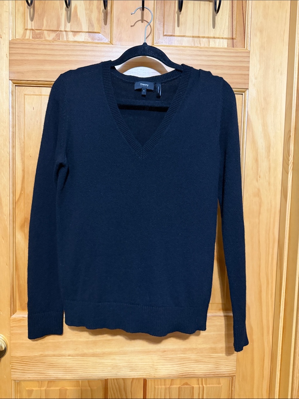 Theory 100% Cashmere Woman’s Black V-Neck Sweater - Classic Knit. Size Medium.